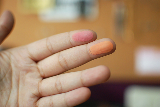 Illamasqua Duo Blusher - Lover Hussy Finger Swatch