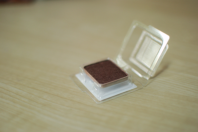 shu uemura eyeshadow ME medium brown 885 - open case