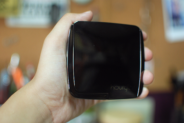 Hourglass - Ambient Lighting Powders - Packaging - Hand