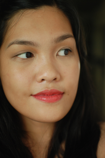 Eyes: MAC Paint Pot (Bare Study), Rouge Bunny Rouge (Solstice Halcyon), K-Palette Liquid Eyeliner. Face: Bloom Secret Weapon Concealer Kit, bareMinerals Mineral Veil, Tarte Matte & Waterproof Bronzer (Park Avenue Princess). Brows: The Body Shop Brow & Liner Kit (02)