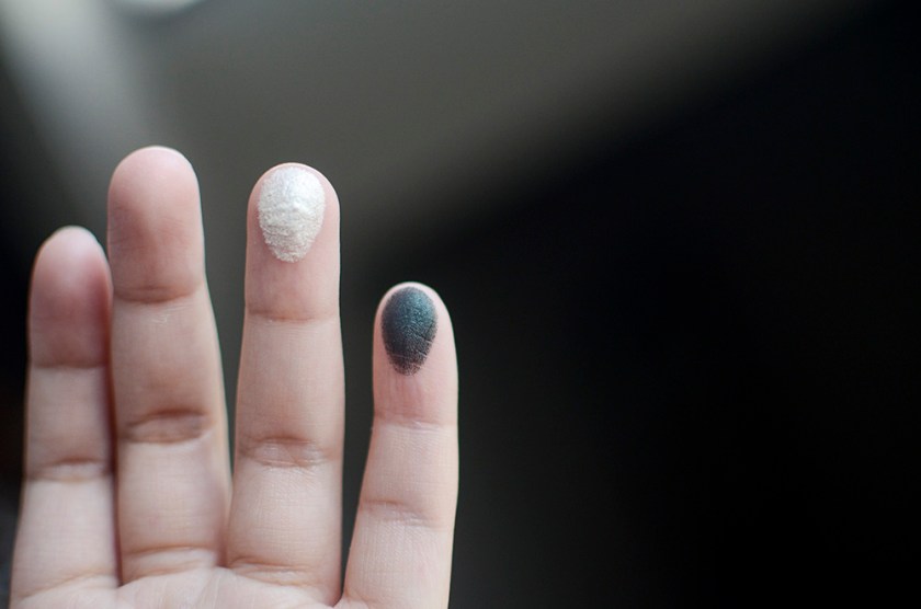 Le Metier de Beaute - Beauty Vault VIP - True Colour Eyeshadows - Deep Emerald Green, Shimmery Sand-White - Swatches Finger