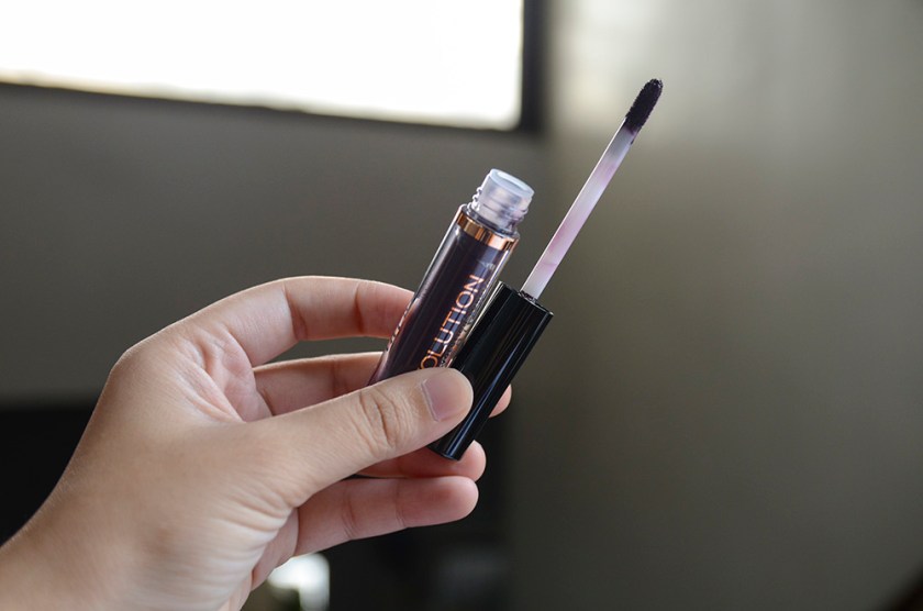 Makeup Revolution - Salvation Velvet Lip Lacquer Black Heart - Applicator